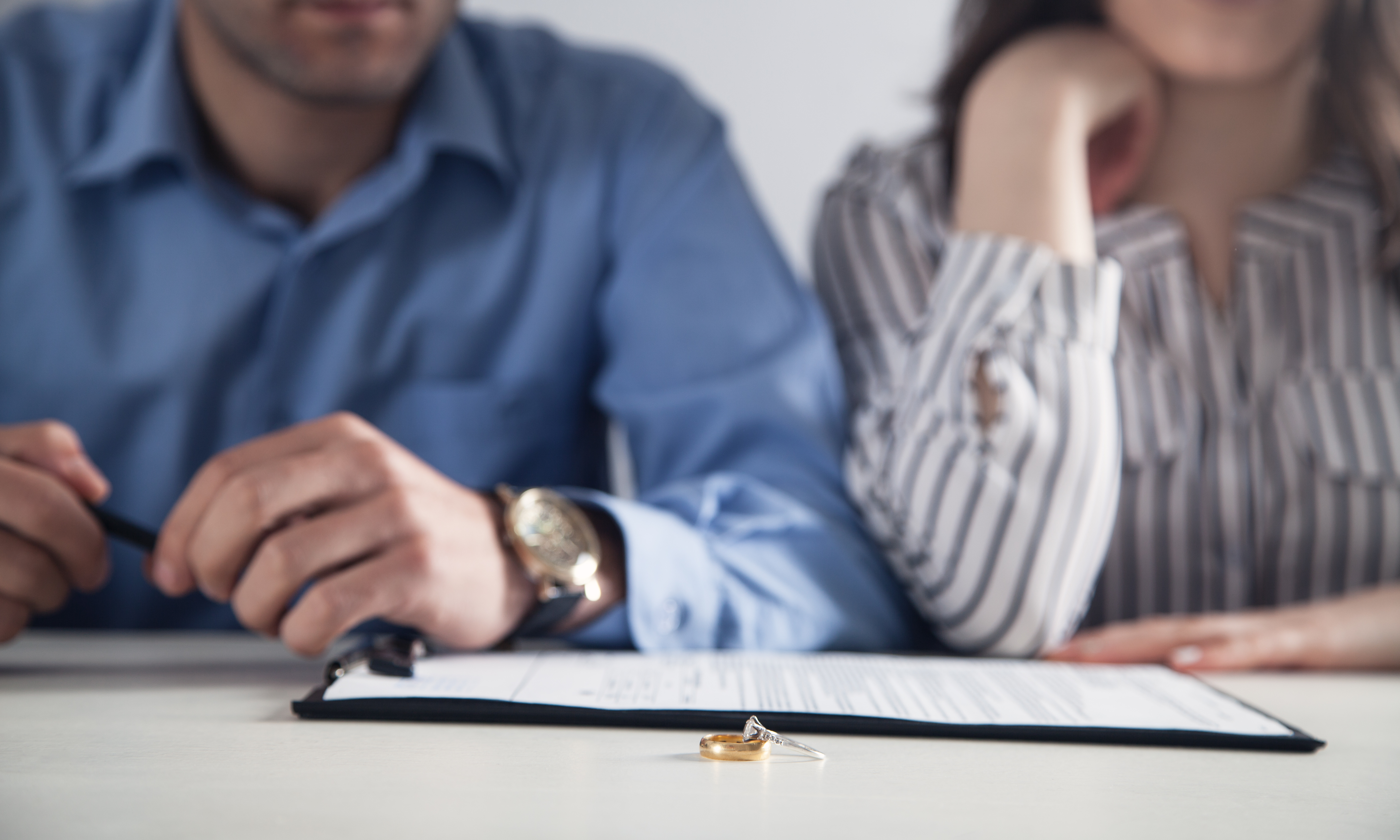 Couple sign divorce papers